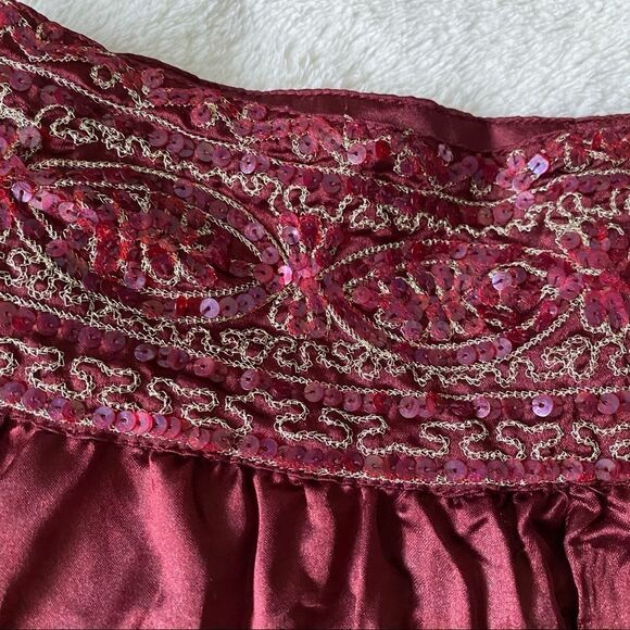 Burgundy light weight pleated skirt with Sequins​​​​​ - Picture 2 of 10